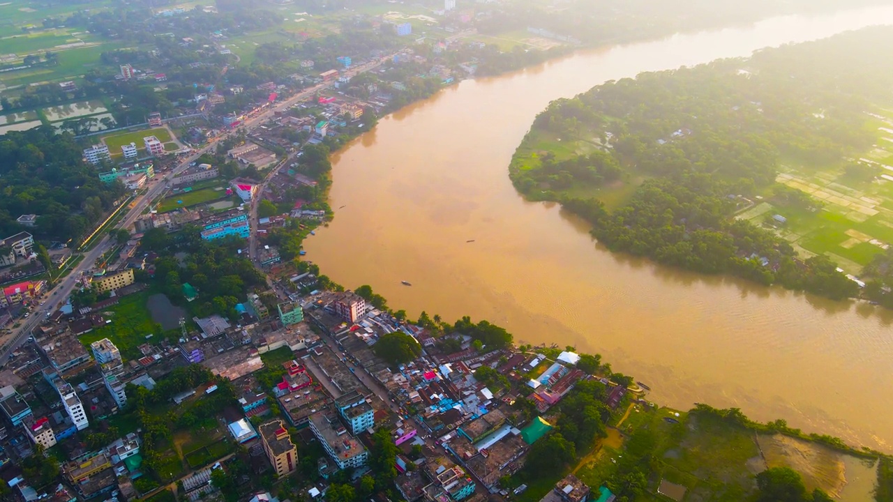鸟瞰图:孟加拉国东部一座名为锡尔赫特的亚洲城市苏尔马河发生小洪水。视频下载