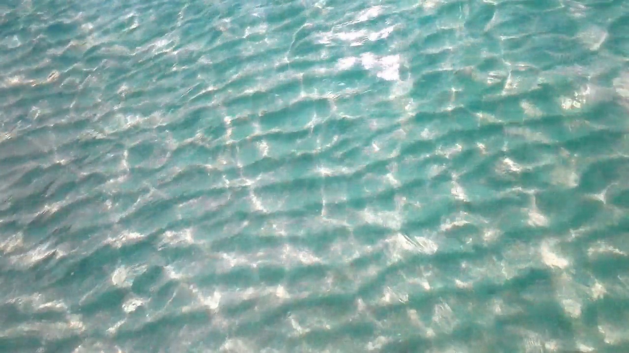 水在沙滩上的慢动作反射视频下载