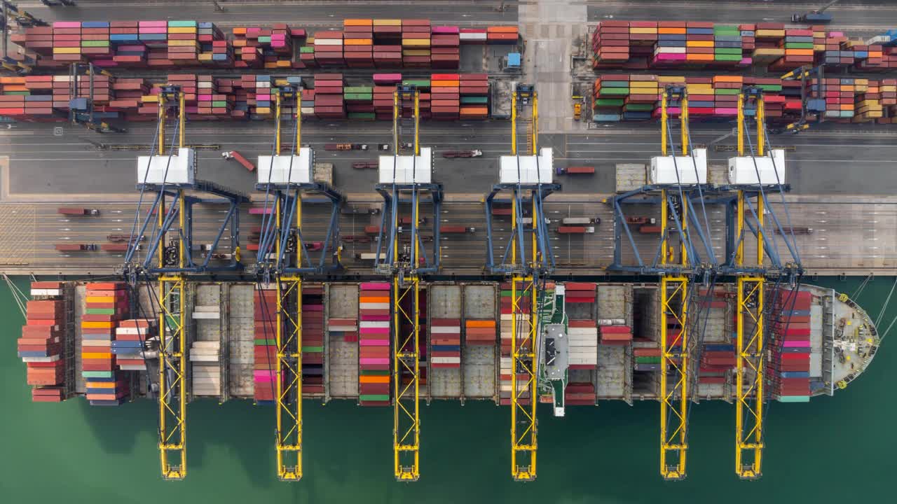 延时4K，鸟瞰图集装箱货船海运集装箱，全球业务进出口物流货运运输国际集装箱货船，集装箱海运。视频下载