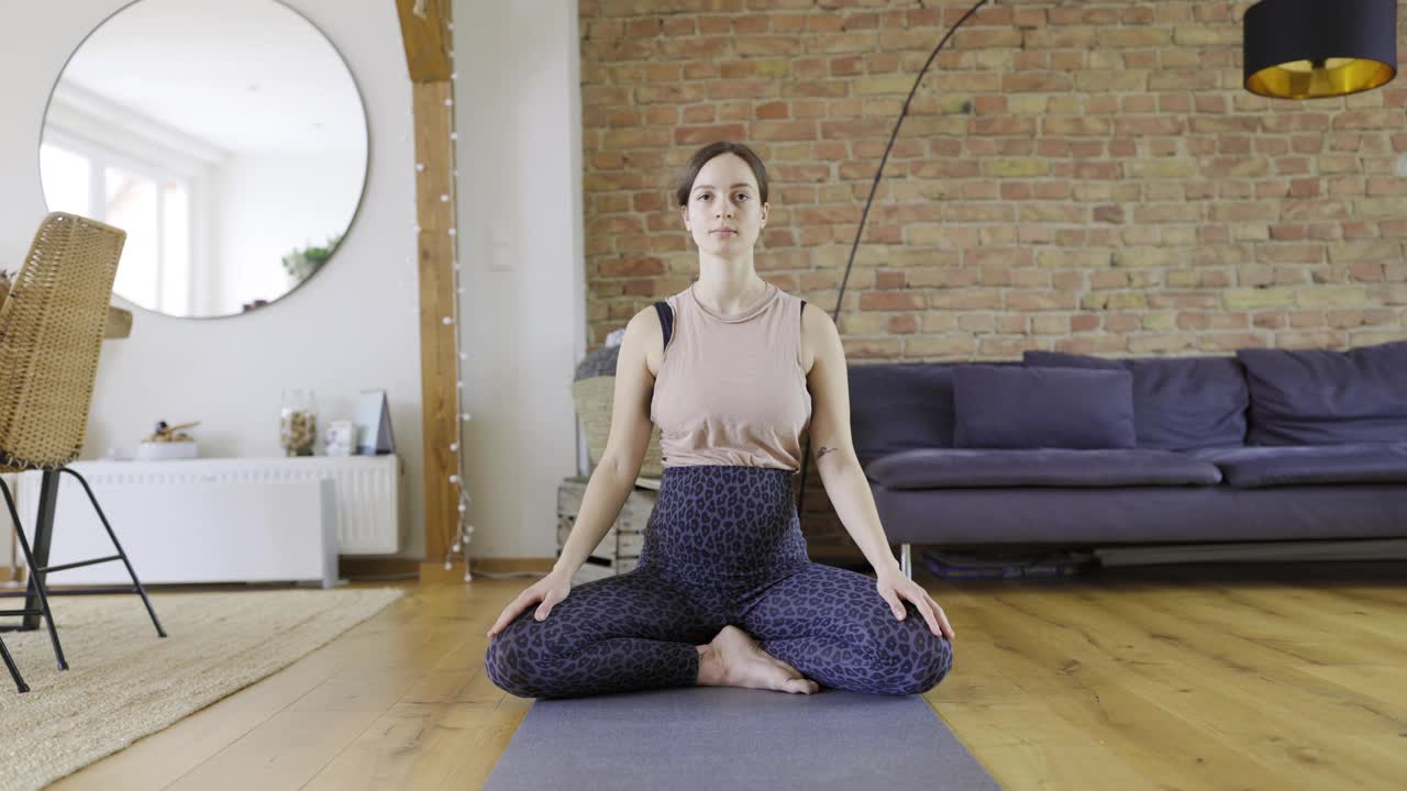年轻孕妇在家做产前瑜伽练习视频下载