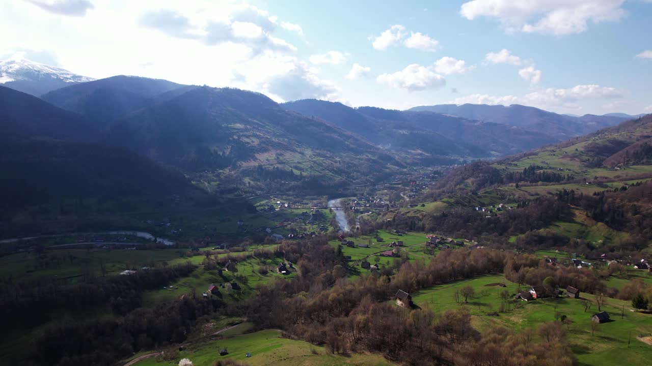 山谷中的村庄空中景观视频下载
