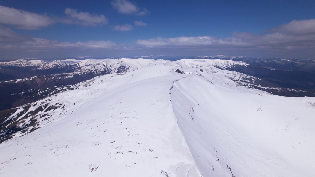 喀尔巴阡山脉的冬季航拍影像视频素材