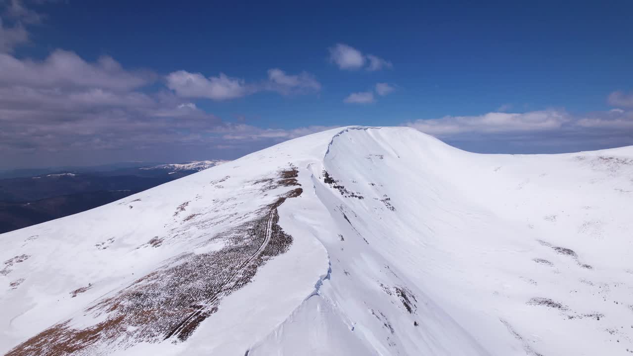 雪山山脊航拍画面视频素材
