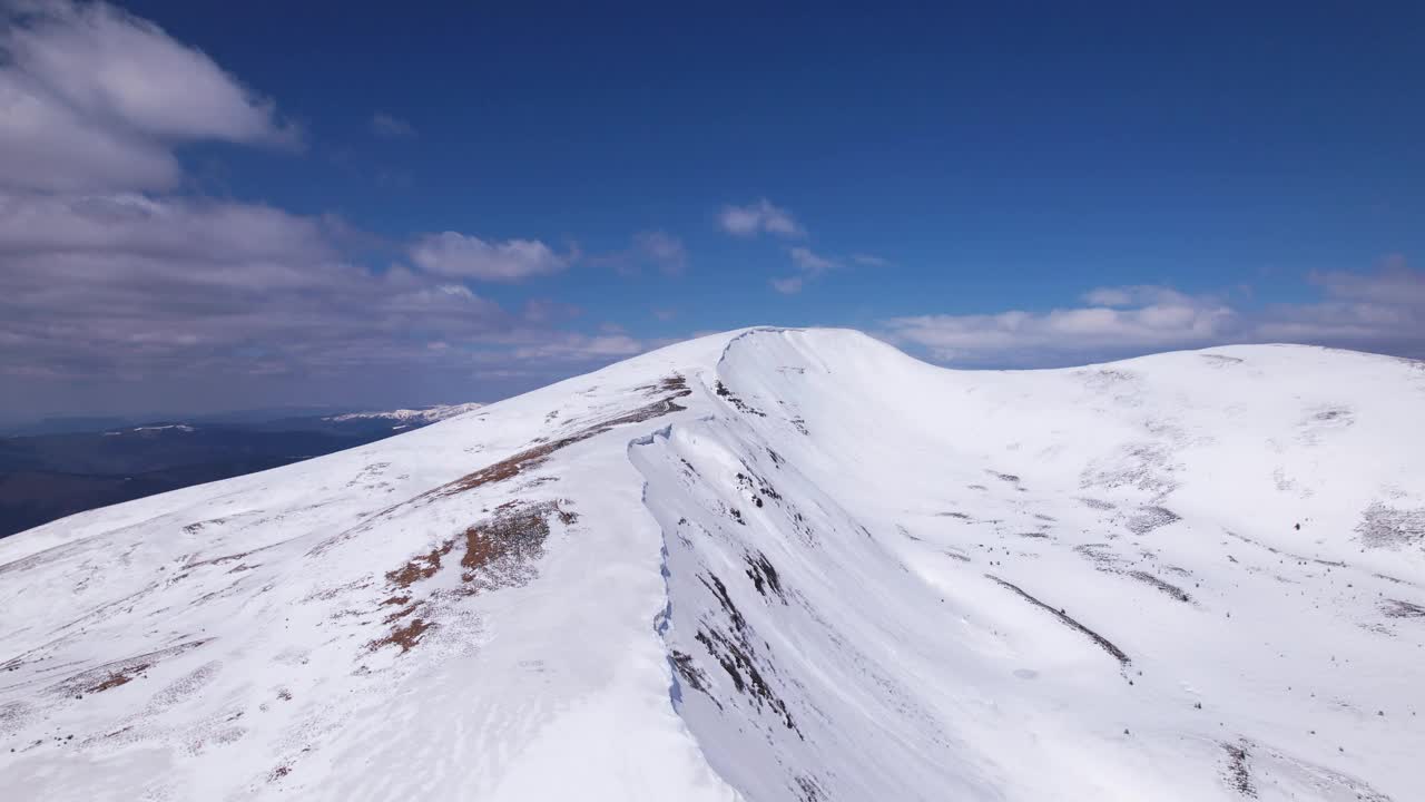 冬季山脊鸟瞰图视频素材