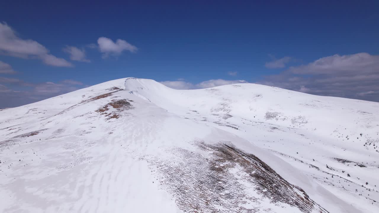 积雪覆盖的山脊视频素材
