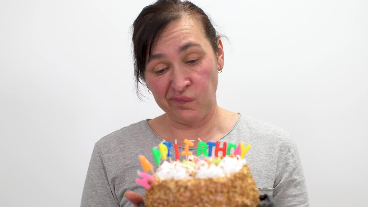 一个看起来不开心的女人庆祝她的生日。视频下载