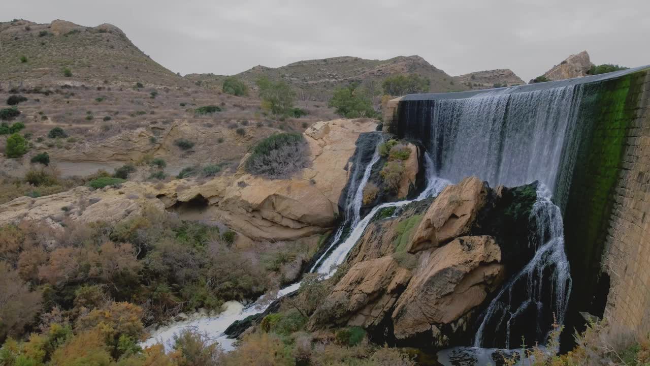 在这个令人着迷的慢动作视频中，一个巨大的人工瀑布产生水能。视频下载