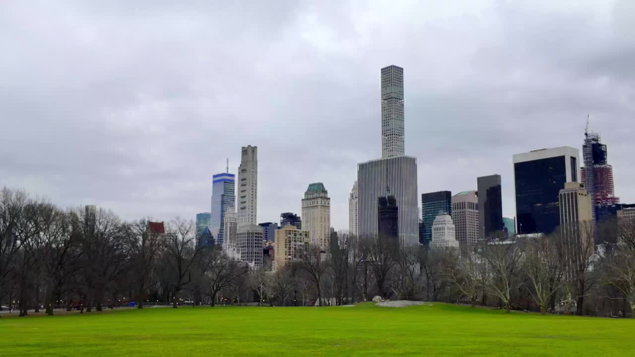 从中央公园俯瞰纽约的天际线。
雨天，天空乌云密布。实时视频。
全景拍摄。视频下载