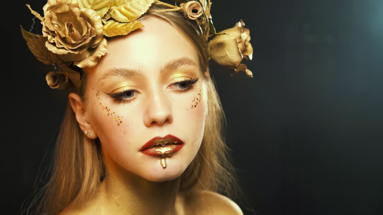 女神形象的幻想女人的肖像金漆滴下来的嘴唇视频下载