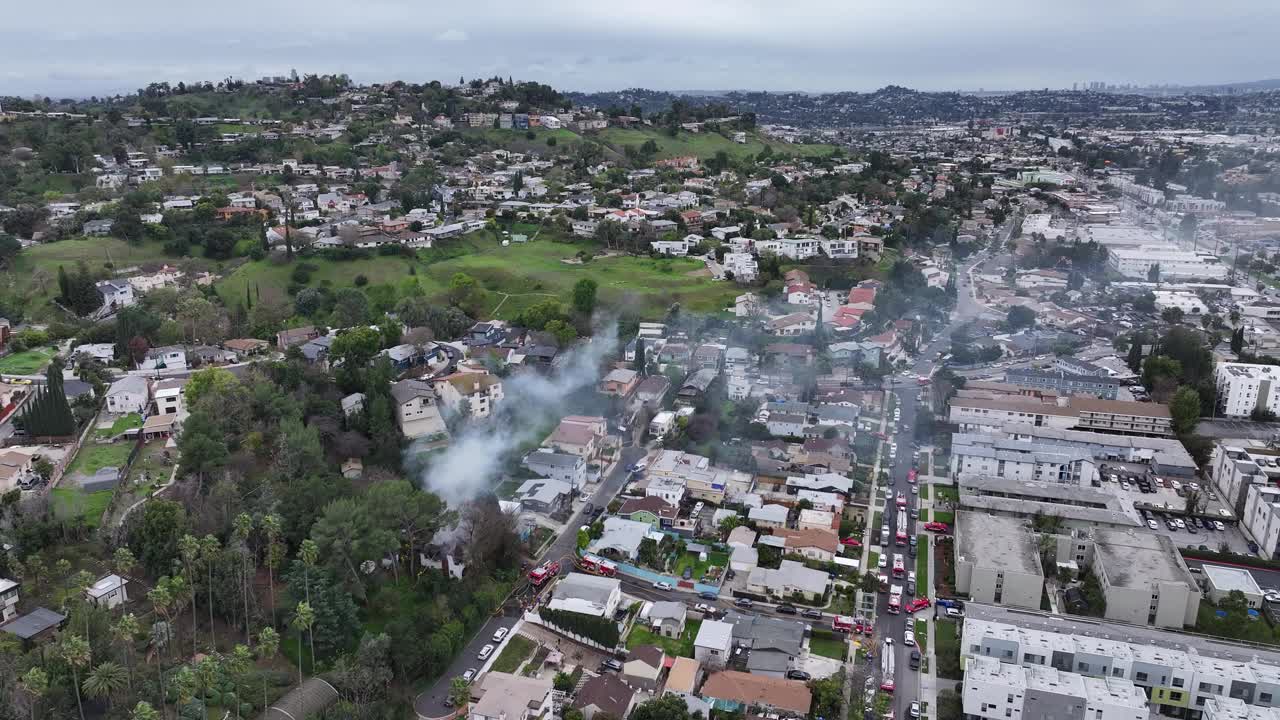 消防车与房屋大火搏斗的航拍照片视频下载