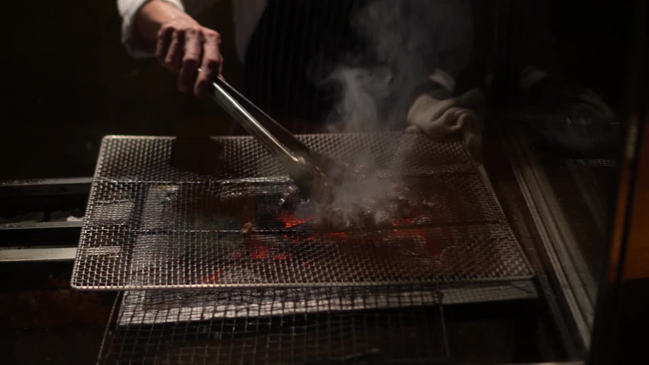 炭烧烤鸡肉串和火焰烧烤日式居酒屋式料理，可根据厨师的订制烹饪视频下载
