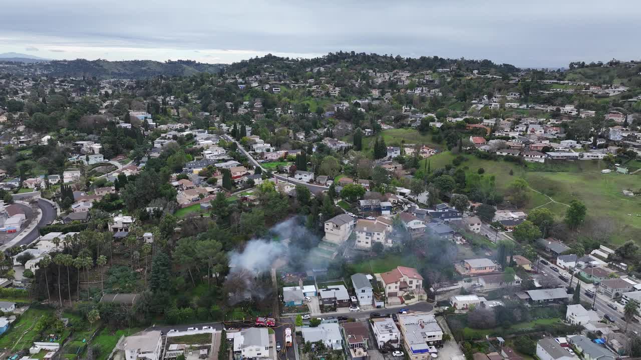 消防车与房屋大火搏斗的航拍照片视频下载