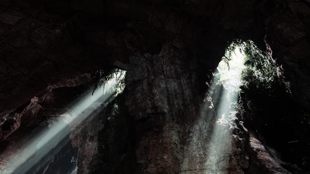 阳光射入一个神秘的洞穴，创造出令人着迷的光量视频素材