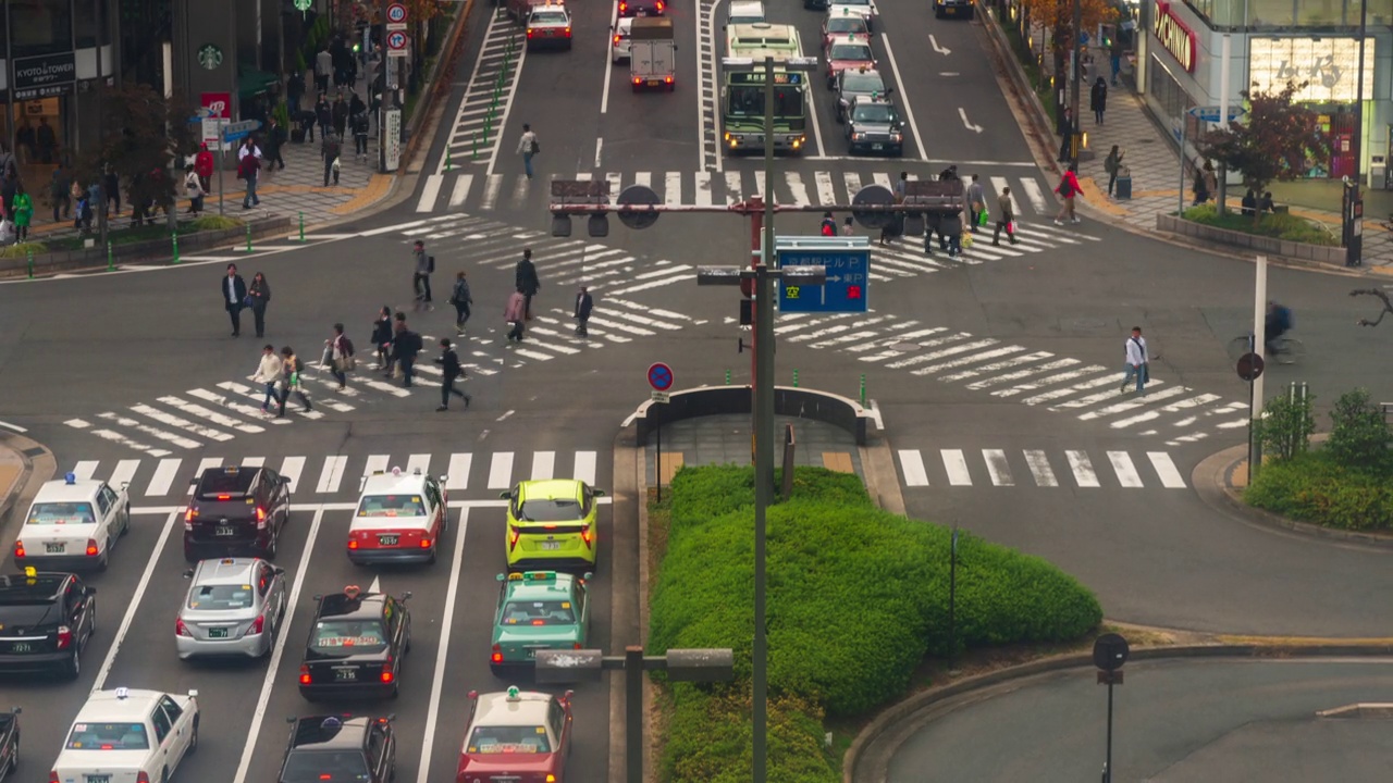 京都塔十字路口的高峰时间视频下载