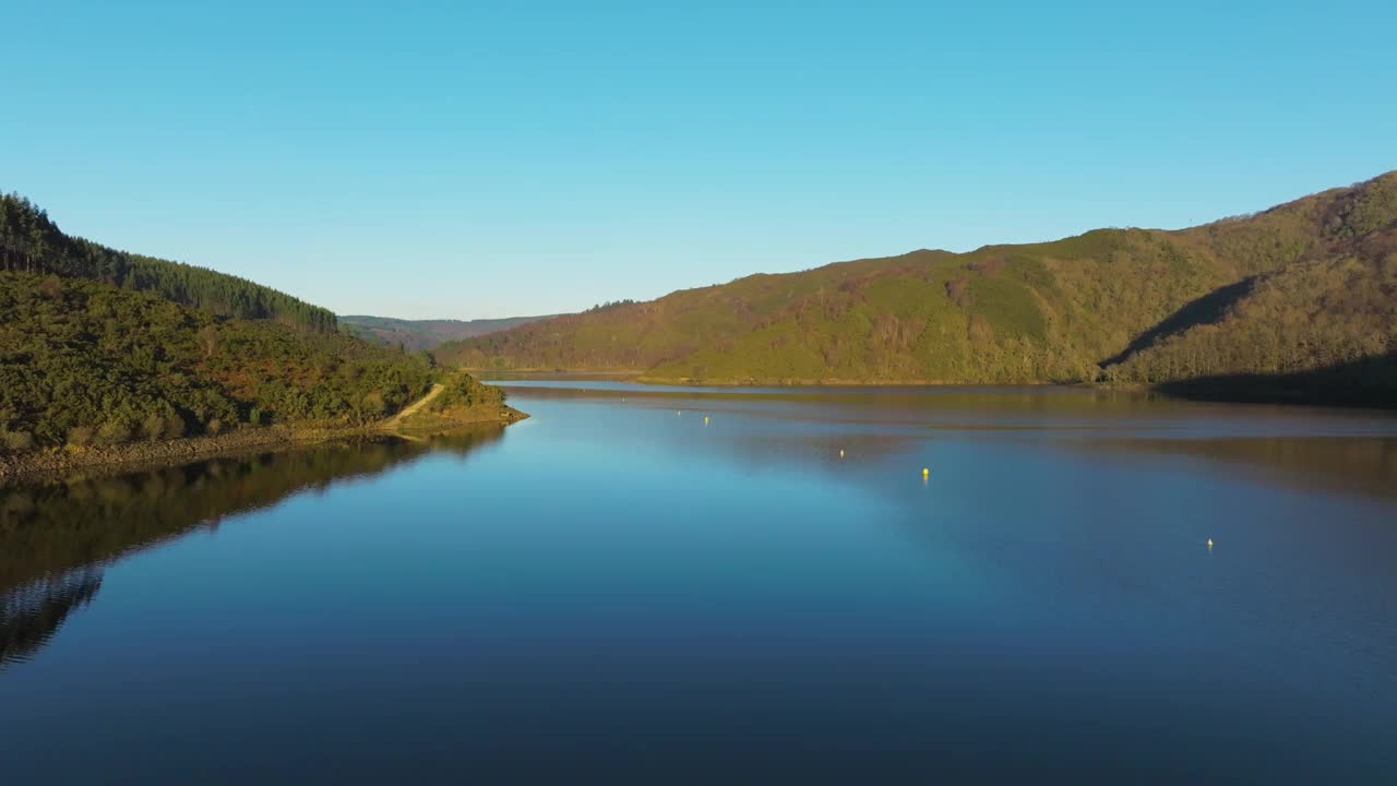 无人机拍摄的恩科罗达里贝拉湖平静的水面在蓬特斯德加西亚罗德里格斯地形视频下载