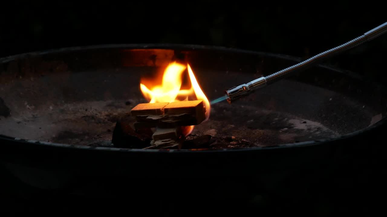 点燃炉火，为烧烤准备余烬视频下载