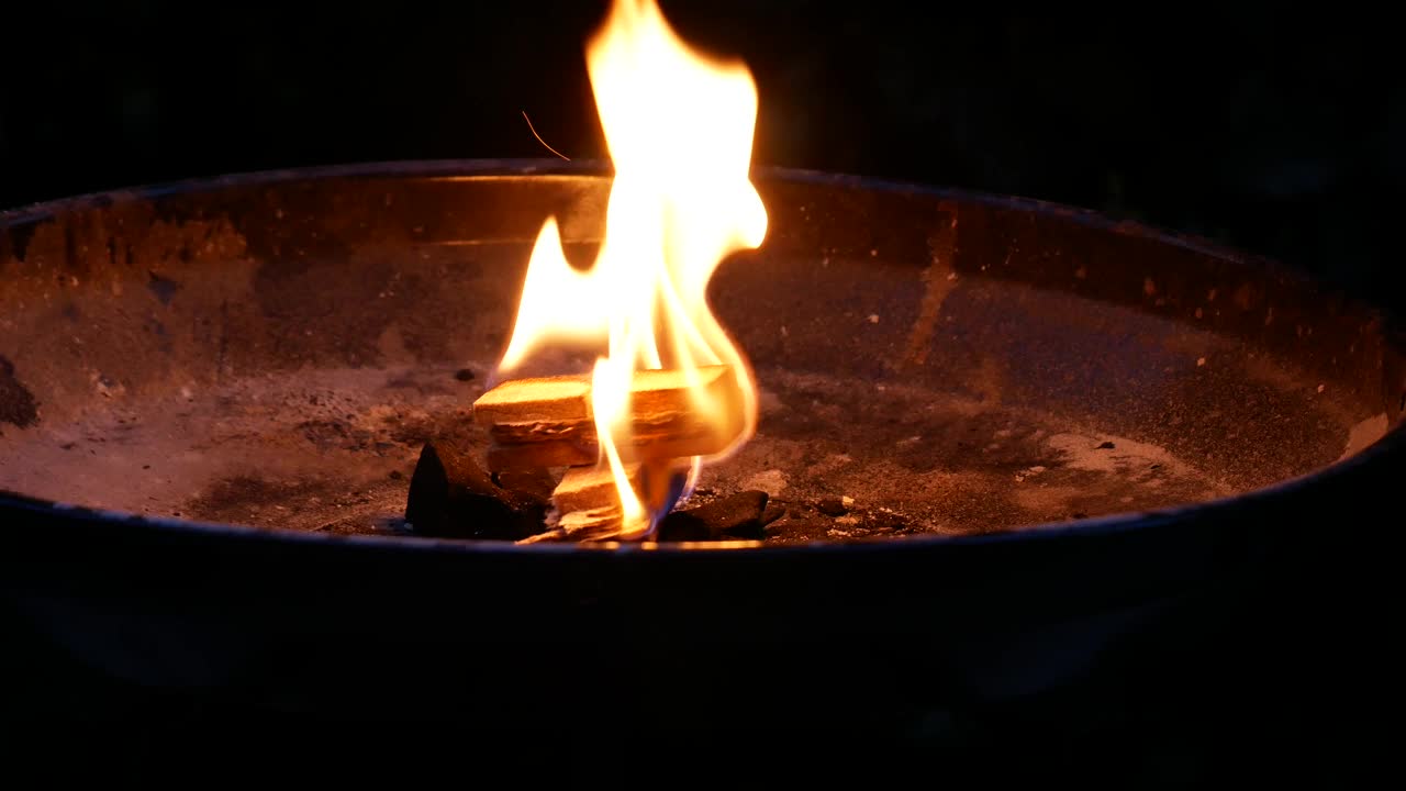 点燃炉火，为烧烤准备余烬视频下载