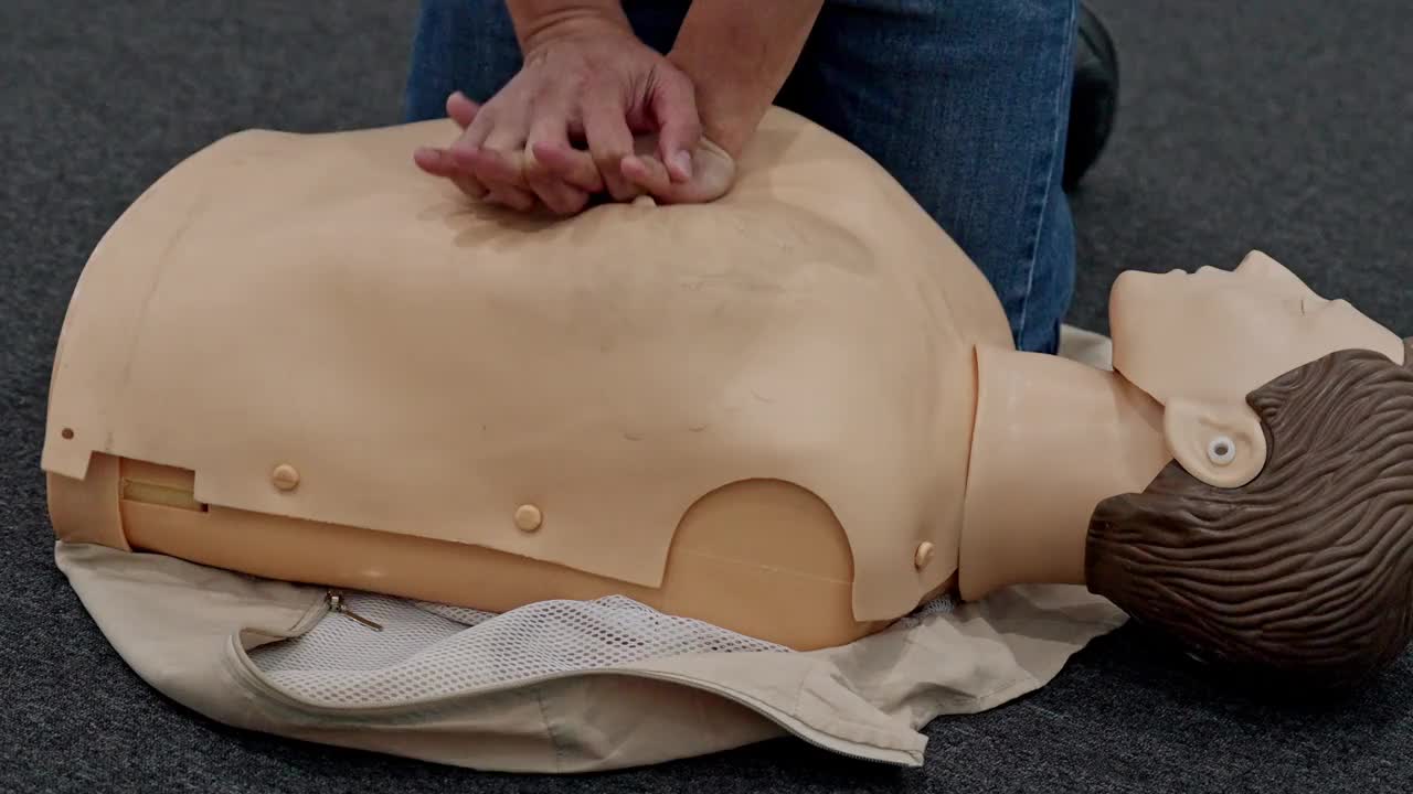 在工厂进行心肺复苏术人体模型的急救培训视频下载