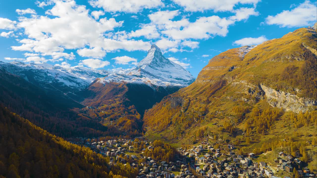 超延时或无人机延时鸟瞰图采尔马特村在秋季与美丽的马特洪峰景观，瑞士最受欢迎的旅游目的地。视频下载