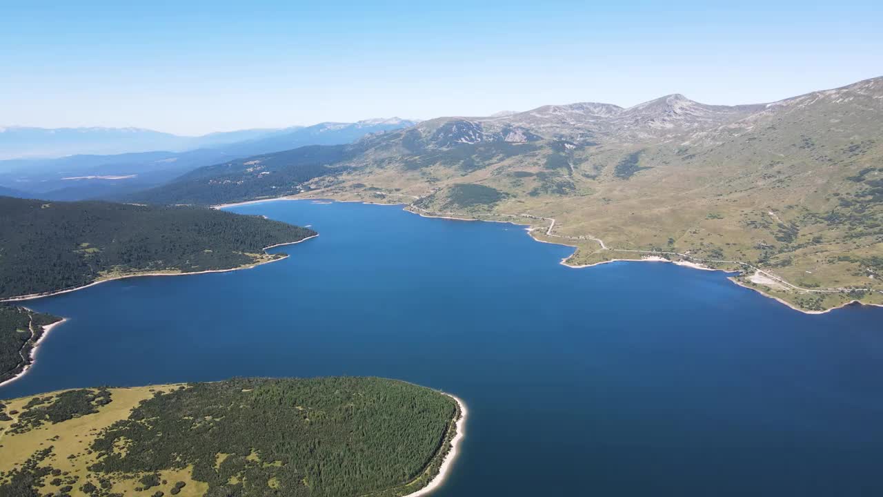 保加利亚里拉山Belmeken大坝鸟瞰图视频下载