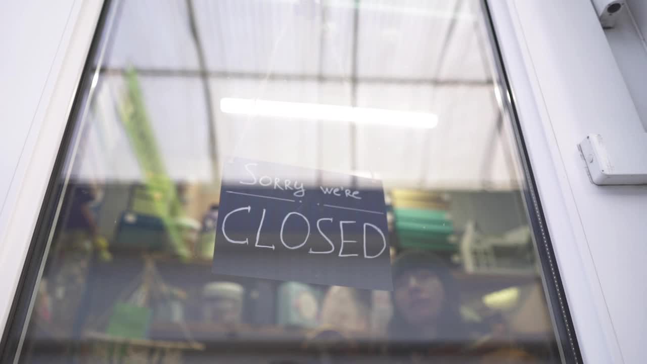 一位女店长把橱窗上的“关门”改为“开门”视频下载