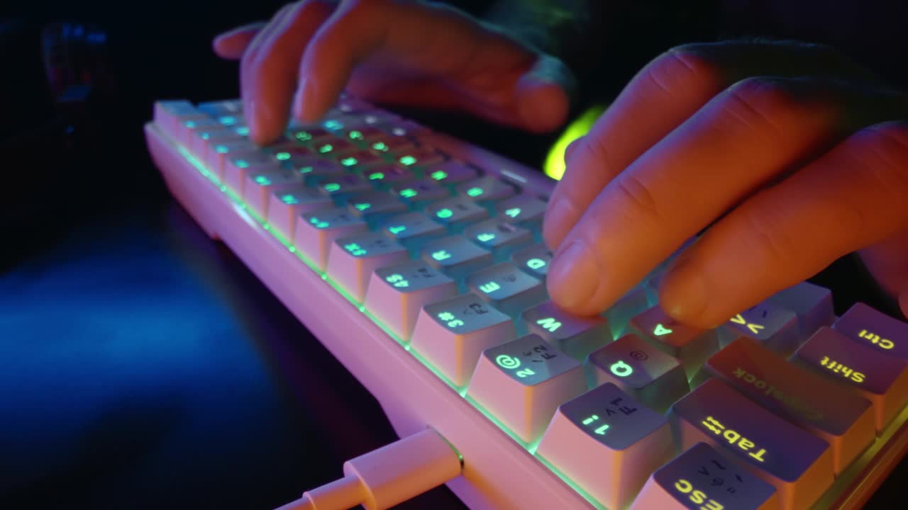 手使用rgb键盘，而玩电子游戏。视频下载