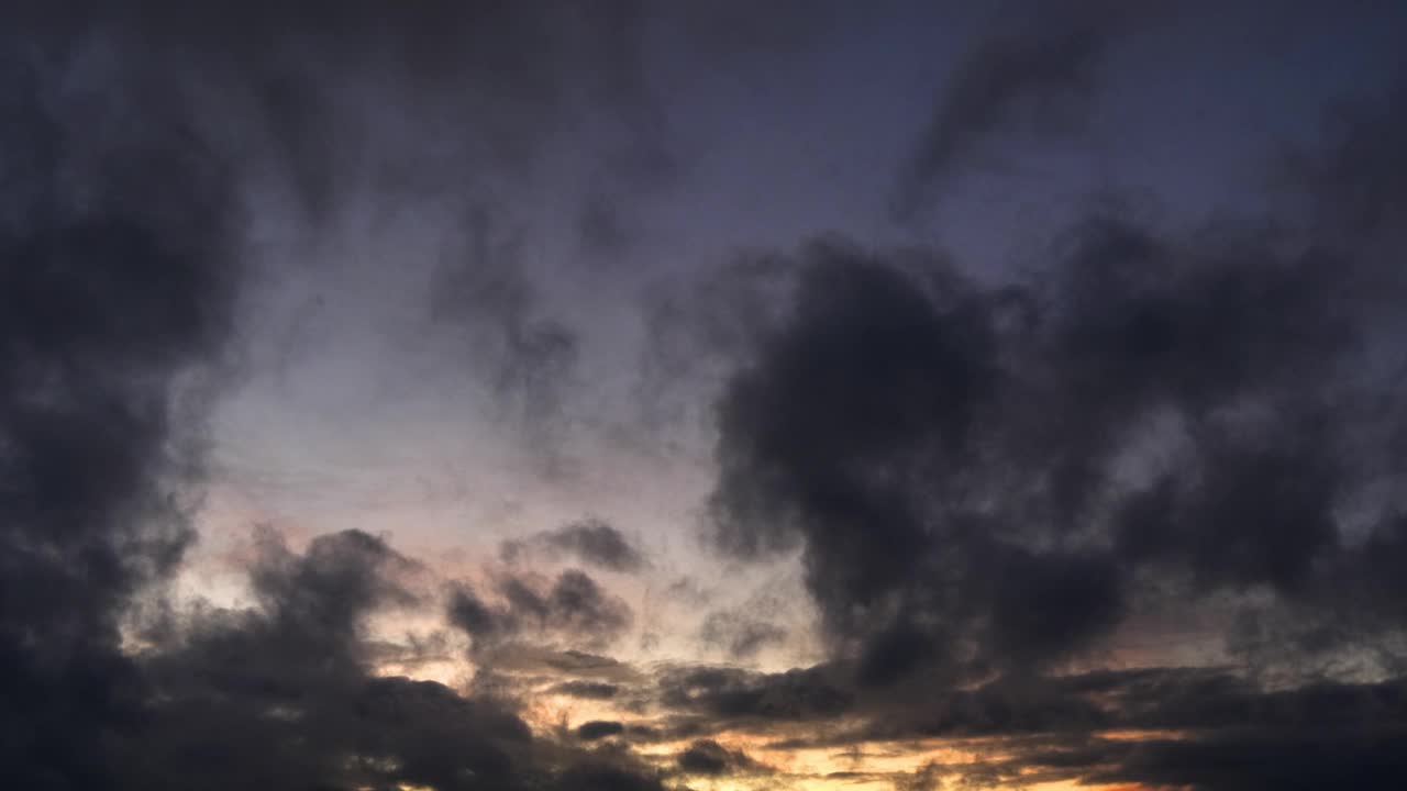 戏剧性的黎明云景。视频下载