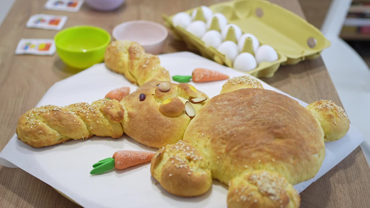 一卷烤成复活节兔子形状的手工面包视频下载