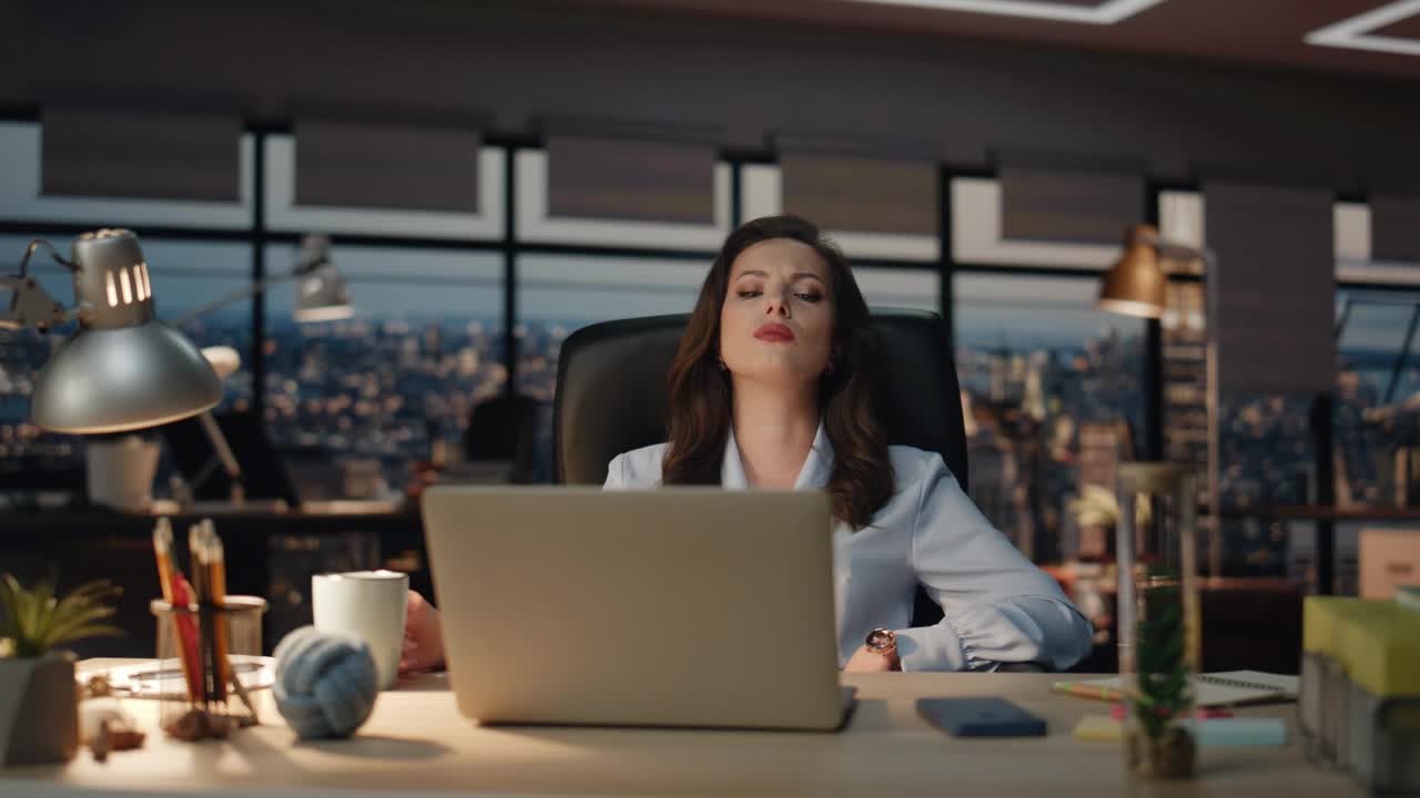女工作狂熬夜，办公室黑暗特写。疲惫的女商人工作视频下载