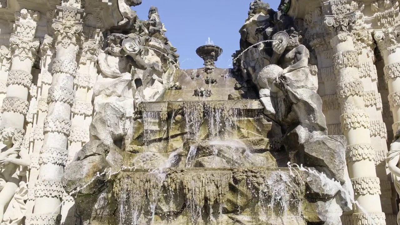 一座建筑物前的喷泉，上面有雕像视频下载