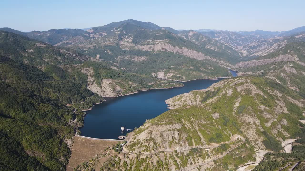 波罗维察水库鸟瞰图在罗多比山，保加利亚视频下载