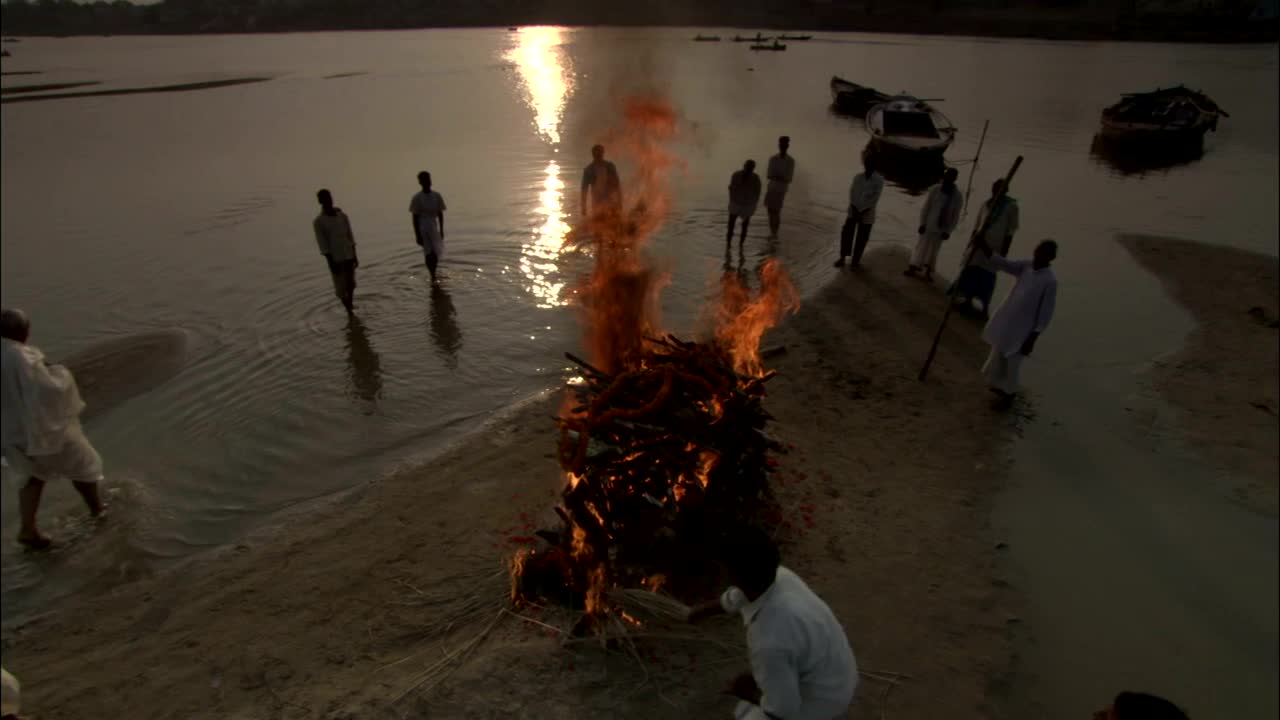 在恒河岸边的印度教火葬柴堆上，吊车向下和轨道向左。视频下载
