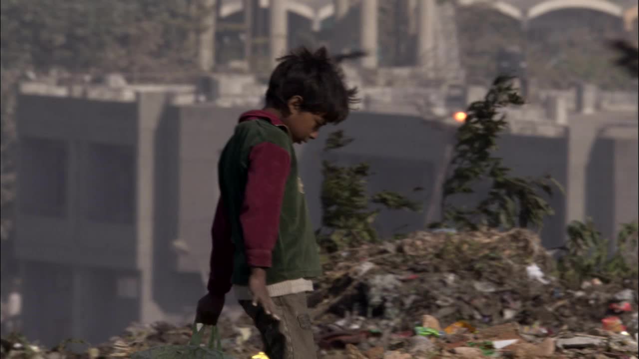 小男孩在捡垃圾。视频下载