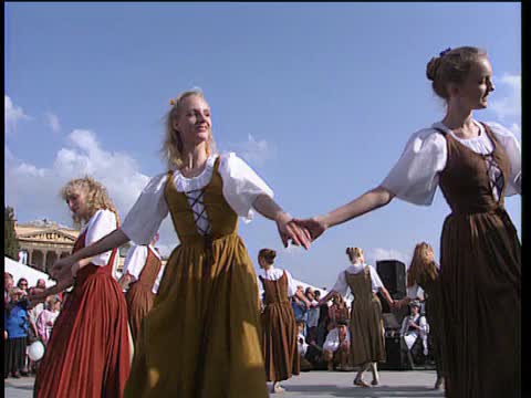 在德国的节日上，身着传统服装的妇女表演舞蹈视频下载