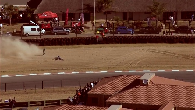 在Kyalami赛道上，一辆摩托车在一场比赛中坠毁视频购买