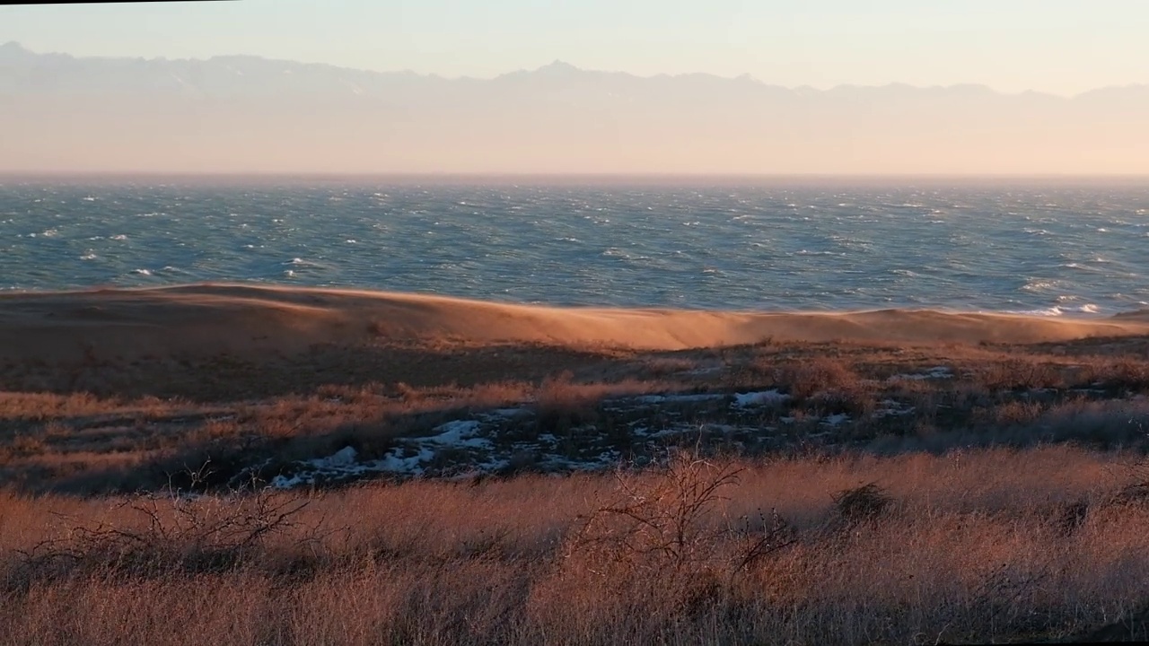 美丽的沙暴在海上或湖中的沙丘在日落时分。哈萨克斯坦阿拉木图Kapchagay水库的风景视频下载