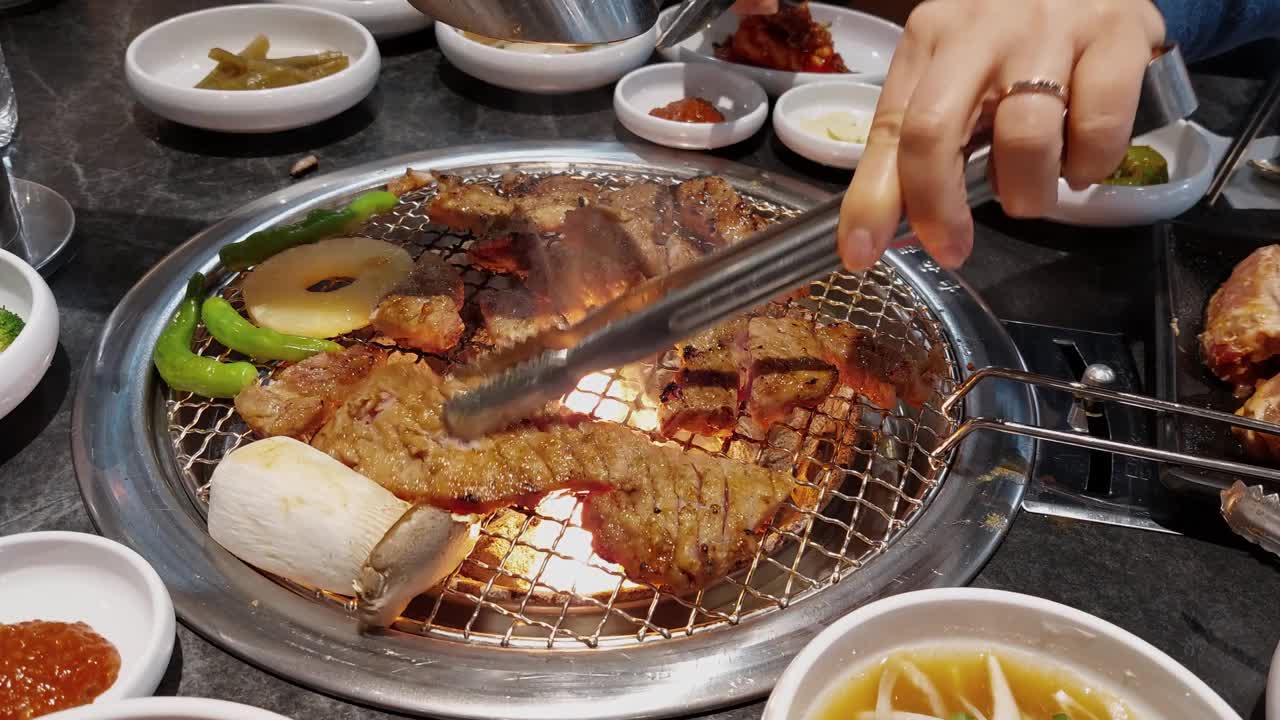 韩国烧烤卤汁排骨烤在木炭烤架视频下载