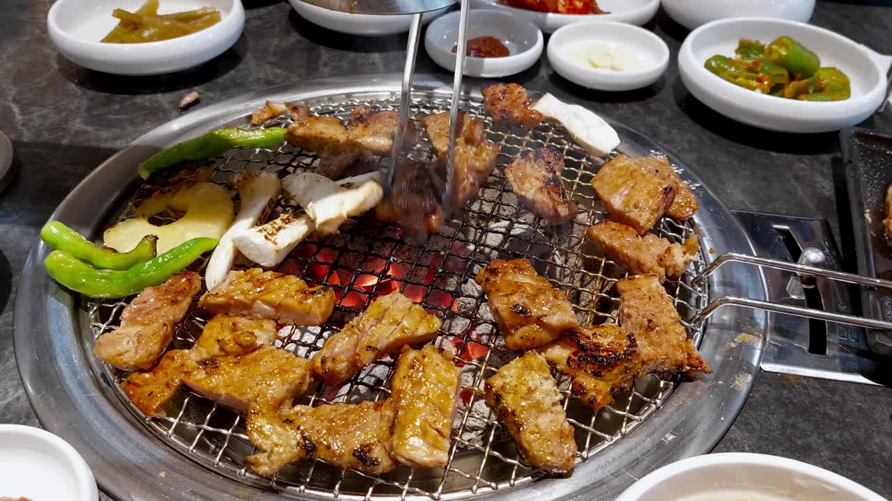 韩国烧烤卤汁排骨烤在木炭烤架视频下载