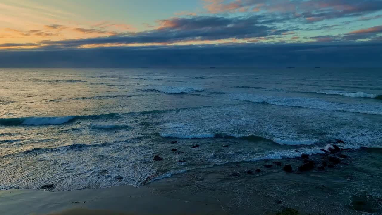 海边的日出伴随着海浪视频下载