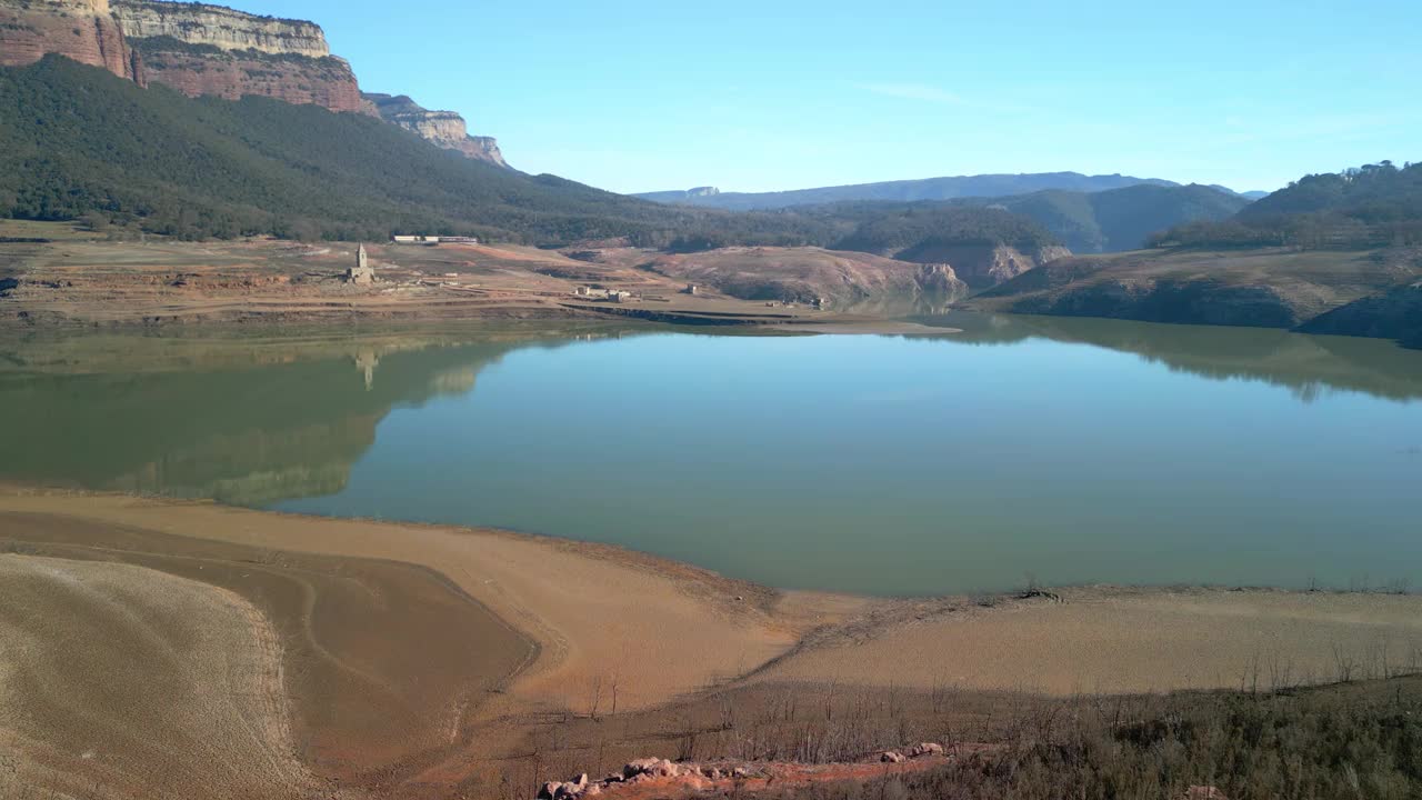 西班牙加泰罗尼亚的绍沼泽堤防，无人机飞越沙漠土地，2024年西班牙干旱湖泊视频下载