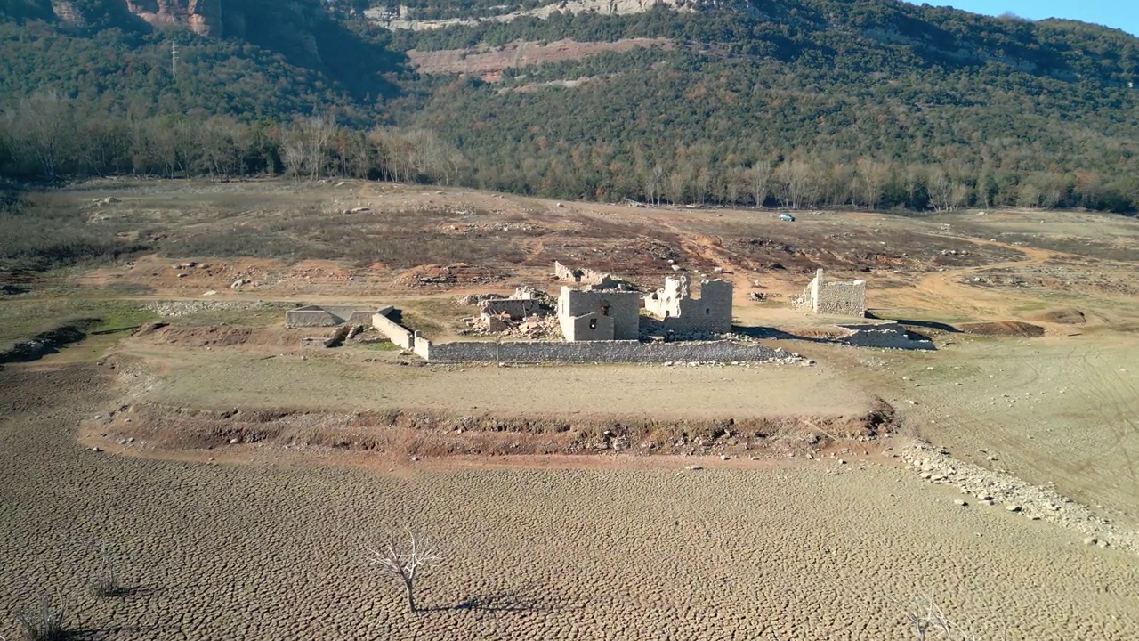 西班牙加泰罗尼亚的绍沼泽堤防，2024年的严重干旱，一个通常被淹没的村庄的景色;现在，由于干旱，遗址可以参观视频下载