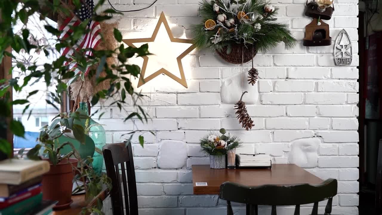 餐厅里的圣诞装饰视频下载