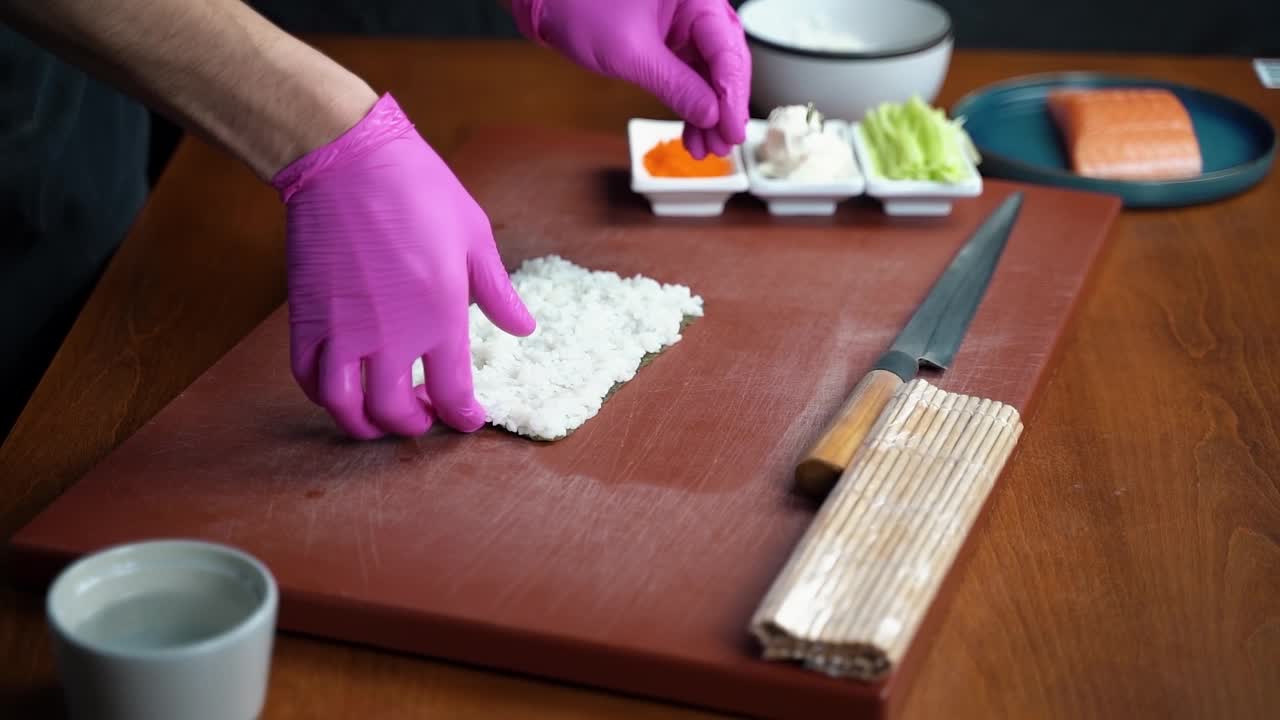 在餐馆里制作寿司的过程视频下载