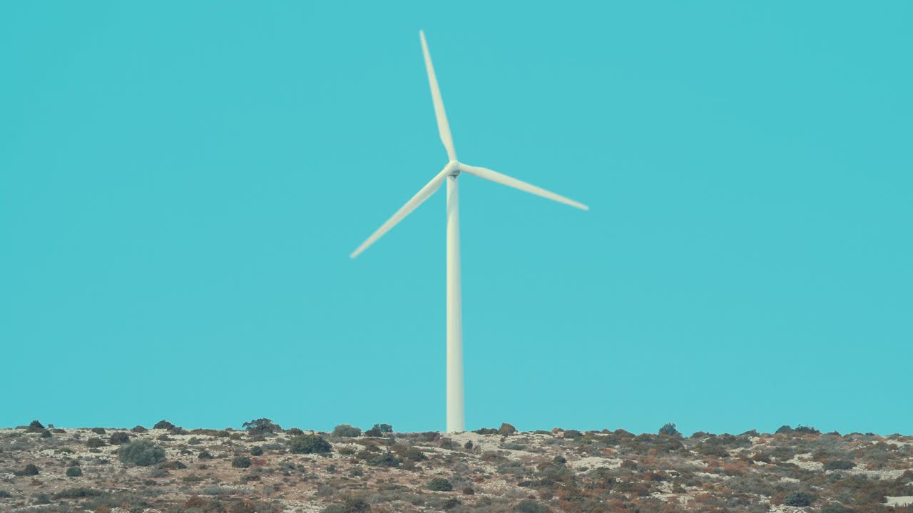 蓝天下的风力涡轮机。视频下载