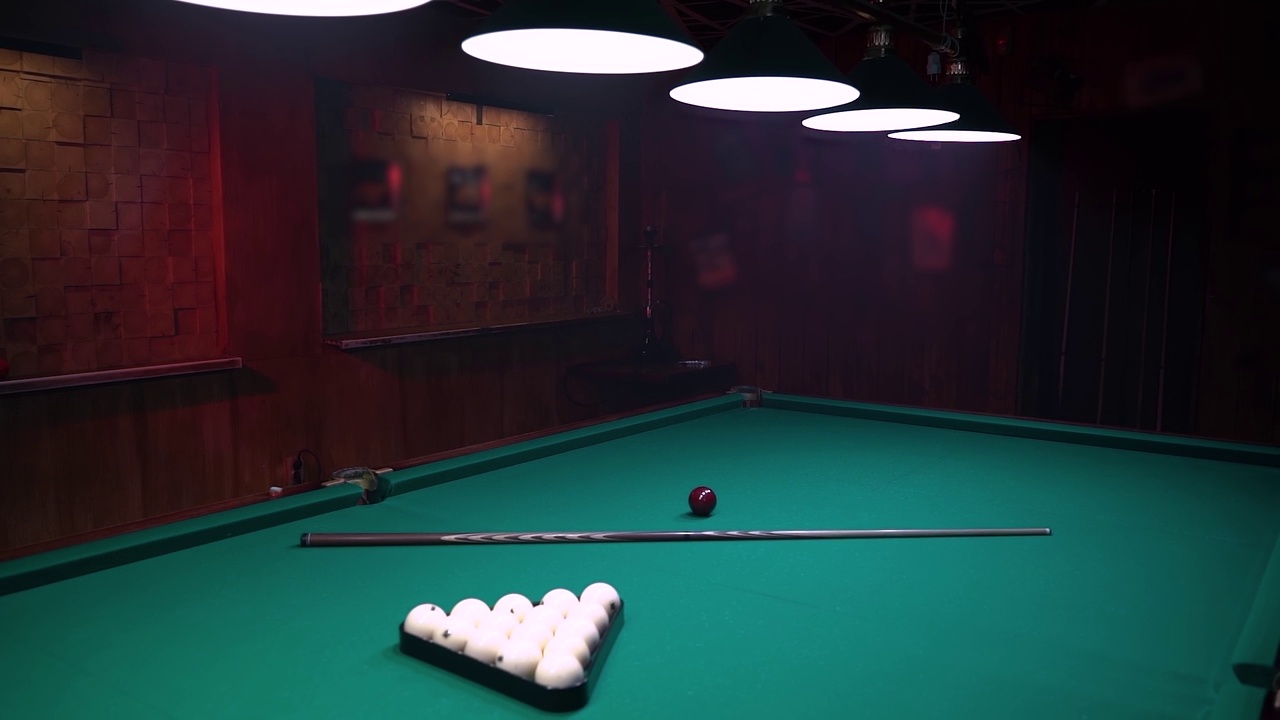 台球的概念，球和球杆在桌球俱乐部的桌子上，在大气的房间与烟雾视频下载