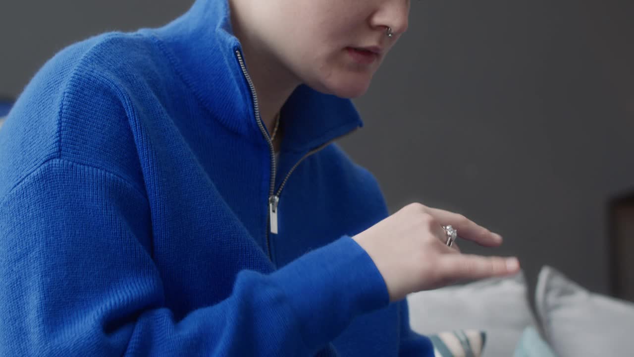 年轻的聋哑妇女在平板电脑视频通话中说手语视频下载