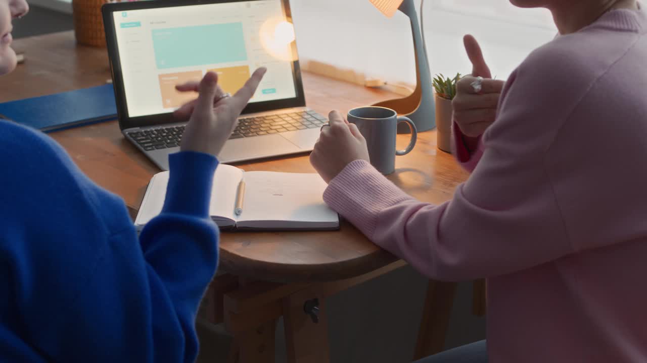 女孩们用手语在笔记本电脑上讨论项目视频下载