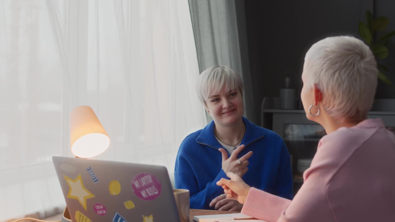 聋哑妇女坐在笔记本电脑前说手语视频下载
