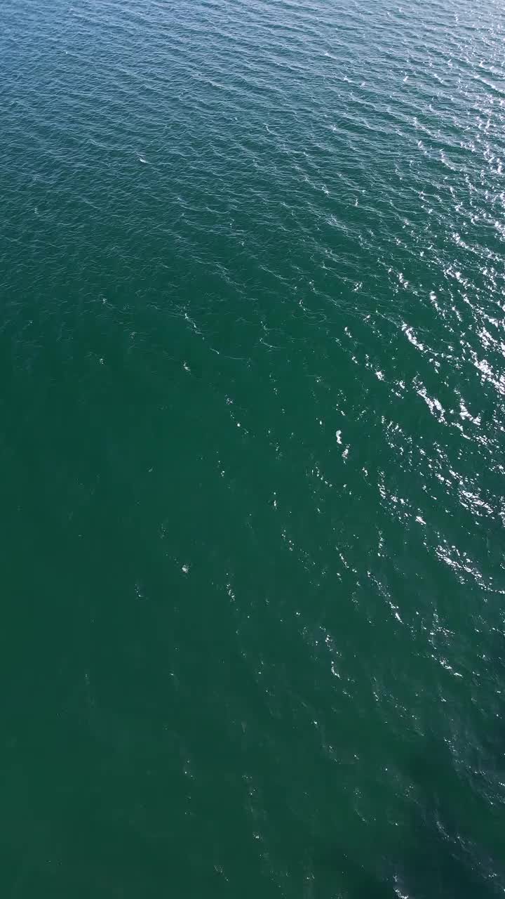 平静的海水的宁静鸟瞰图视频下载