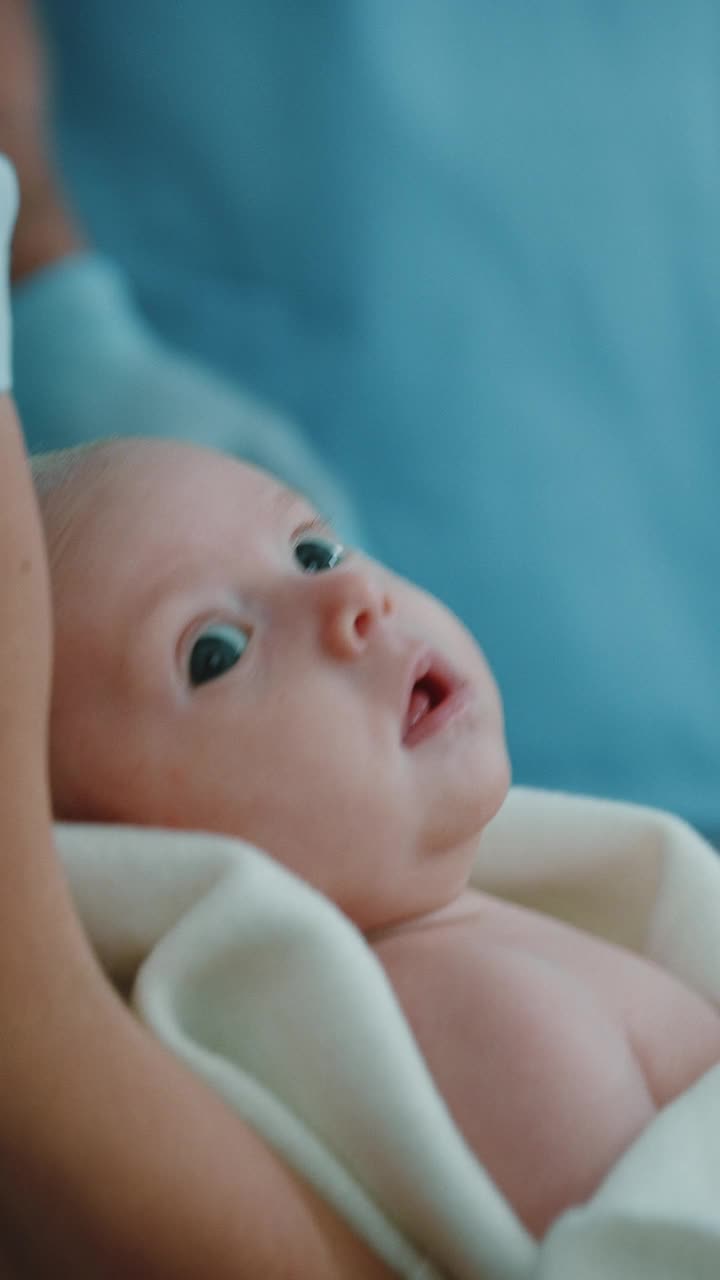 助产士在产房把新生儿交给母亲视频下载